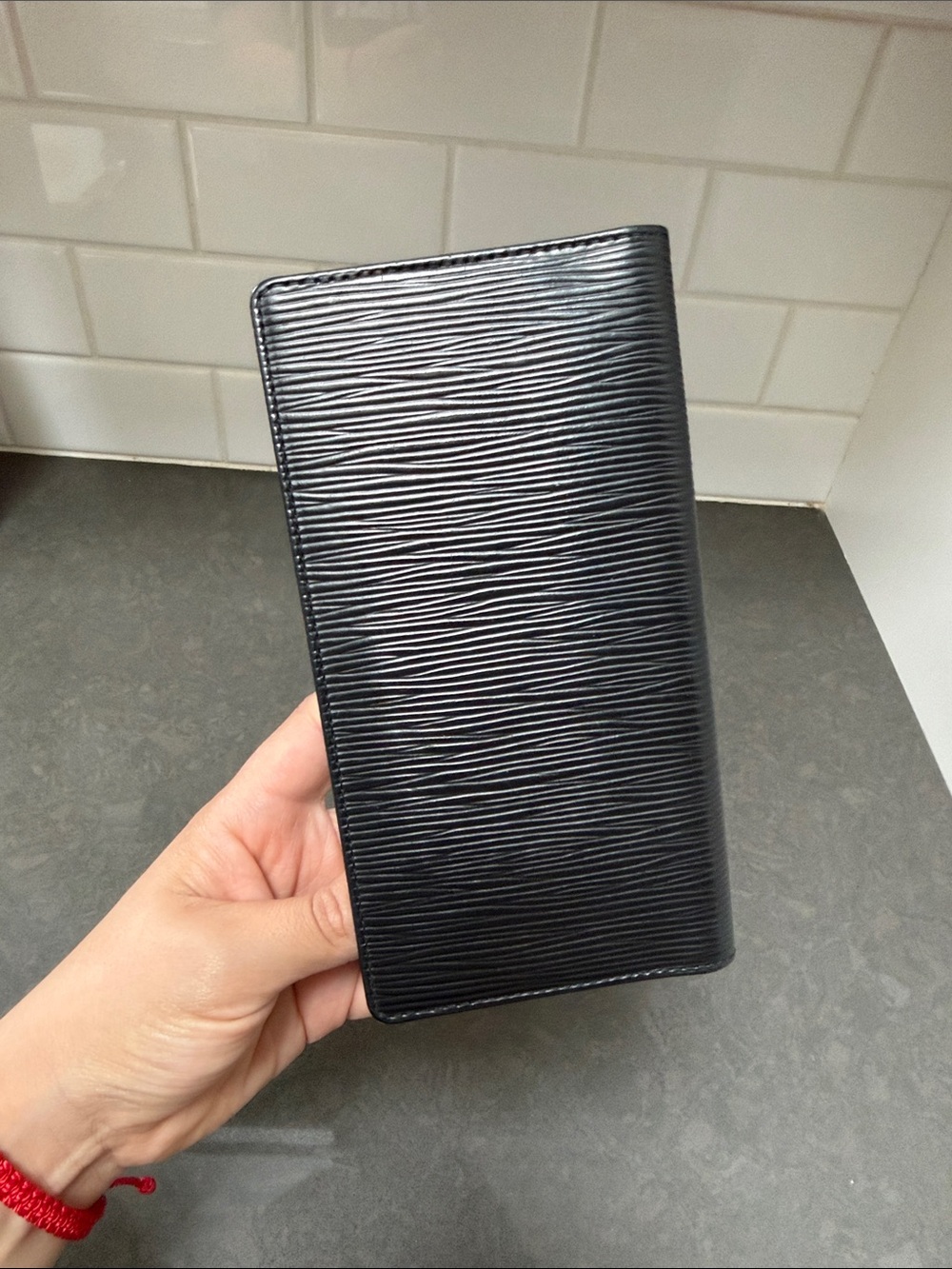 Louis Vuitton Vertical Wallet in black Epi 2006 - Picture 3 of 11